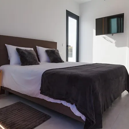 In With Pool Near וילה